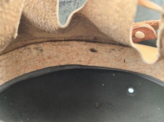 Stahlhelm Wehrmacht Modell 1942. Vermutlich nach dem Krieg von einer österreichischen Polizei ? Einheit weitergetragen. Im Zuge dessen wurde das Leder im Innenfutter sowie der Kinnriemen erneuert.  Mehrfach überlackiert, kein Hersteller erkennbar.