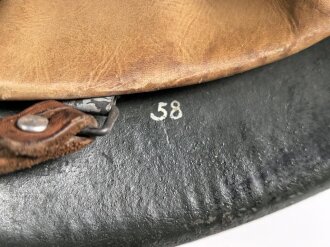 Stahlhelm Wehrmacht Modell 1942. Vermutlich nach dem Krieg von einer österreichischen Polizei ? Einheit weitergetragen. Im Zuge dessen wurde das Leder im Innenfutter sowie der Kinnriemen erneuert.  Mehrfach überlackiert, kein Hersteller erkennbar.