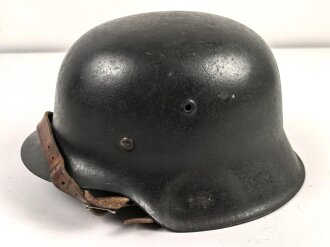 Stahlhelm Wehrmacht Modell 1942. Vermutlich nach dem Krieg von einer österreichischen Polizei ? Einheit weitergetragen. Im Zuge dessen wurde das Leder im Innenfutter sowie der Kinnriemen erneuert.  Mehrfach überlackiert, kein Hersteller erkennbar.