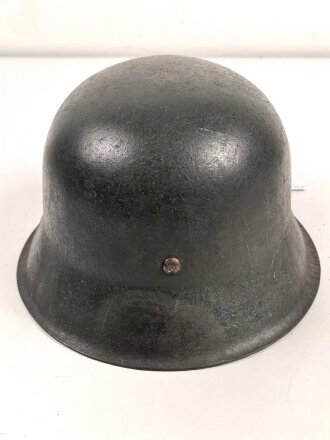 Stahlhelm Wehrmacht Modell 1942. Vermutlich nach dem Krieg von einer österreichischen Polizei ? Einheit weitergetragen. Im Zuge dessen wurde das Leder im Innenfutter sowie der Kinnriemen erneuert.  Mehrfach überlackiert, kein Hersteller erkennbar.