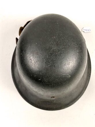 Stahlhelm Wehrmacht Modell 1942. Vermutlich nach dem Krieg von einer österreichischen Polizei ? Einheit weitergetragen. Im Zuge dessen wurde das Leder im Innenfutter sowie der Kinnriemen erneuert.  Mehrfach überlackiert, kein Hersteller erkennbar.