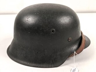 Stahlhelm Wehrmacht Modell 1942. Vermutlich nach dem Krieg von einer österreichischen Polizei ? Einheit weitergetragen. Im Zuge dessen wurde das Leder im Innenfutter sowie der Kinnriemen erneuert.  Mehrfach überlackiert, kein Hersteller erkennbar.