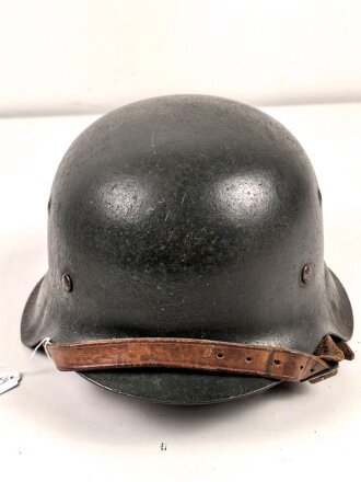 Stahlhelm Wehrmacht Modell 1942. Vermutlich nach dem Krieg von einer österreichischen Polizei ? Einheit weitergetragen. Im Zuge dessen wurde das Leder im Innenfutter sowie der Kinnriemen erneuert.  Mehrfach überlackiert, kein Hersteller erkennbar.