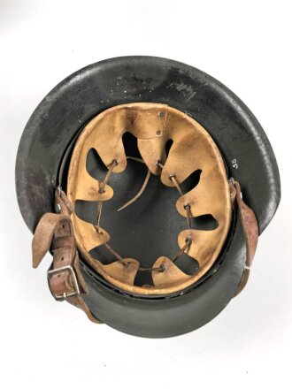 Stahlhelm Wehrmacht Modell 1942. Vermutlich nach dem Krieg von einer österreichischen Polizei ? Einheit weitergetragen. Im Zuge dessen wurde das Leder im Innenfutter sowie der Kinnriemen erneuert.  Mehrfach überlackiert, kein Hersteller erkennbar.