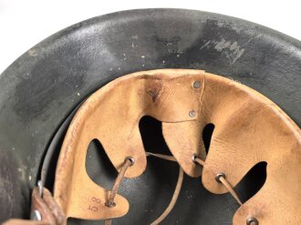 Stahlhelm Wehrmacht Modell 1942. Vermutlich nach dem Krieg von einer österreichischen Polizei ? Einheit weitergetragen. Im Zuge dessen wurde das Leder im Innenfutter sowie der Kinnriemen erneuert.  Mehrfach überlackiert, kein Hersteller erkennbar.