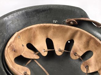 Stahlhelm Wehrmacht Modell 1942. Vermutlich nach dem Krieg von einer österreichischen Polizei ? Einheit weitergetragen. Im Zuge dessen wurde das Leder im Innenfutter sowie der Kinnriemen erneuert.  Mehrfach überlackiert, kein Hersteller erkennbar.