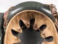 Stahlhelm Wehrmacht Modell 1942. Vermutlich nach dem Krieg von einer österreichischen Polizei ? Einheit weitergetragen. Im Zuge dessen wurde das Leder im Innenfutter sowie der Kinnriemen erneuert.  Mehrfach überlackiert, kein Hersteller erkennbar.