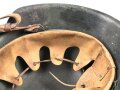 Stahlhelm Wehrmacht Modell 1942. Vermutlich nach dem Krieg von einer österreichischen Polizei ? Einheit weitergetragen. Im Zuge dessen wurde das Leder im Innenfutter sowie der Kinnriemen erneuert.  Mehrfach überlackiert, kein Hersteller erkennbar.