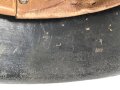 Stahlhelm Wehrmacht Modell 1942. Vermutlich nach dem Krieg von einer österreichischen Polizei ? Einheit weitergetragen. Im Zuge dessen wurde das Leder im Innenfutter sowie der Kinnriemen erneuert.  Mehrfach überlackiert, kein Hersteller erkennbar.