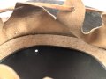 Stahlhelm Wehrmacht Modell 1942. Vermutlich nach dem Krieg von einer österreichischen Polizei ? Einheit weitergetragen. Im Zuge dessen wurde das Leder im Innenfutter sowie der Kinnriemen erneuert.  Mehrfach überlackiert, kein Hersteller erkennbar.