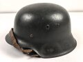 Stahlhelm Wehrmacht Modell 1942. Vermutlich nach dem Krieg von einer österreichischen Polizei ? Einheit weitergetragen. Im Zuge dessen wurde das Leder im Innenfutter sowie der Kinnriemen erneuert.  Mehrfach überlackiert, kein Hersteller erkennbar.
