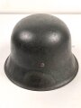 Stahlhelm Wehrmacht Modell 1942. Vermutlich nach dem Krieg von einer österreichischen Polizei ? Einheit weitergetragen. Im Zuge dessen wurde das Leder im Innenfutter sowie der Kinnriemen erneuert.  Mehrfach überlackiert, kein Hersteller erkennbar.