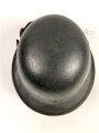 Stahlhelm Wehrmacht Modell 1942. Vermutlich nach dem Krieg von einer österreichischen Polizei ? Einheit weitergetragen. Im Zuge dessen wurde das Leder im Innenfutter sowie der Kinnriemen erneuert.  Mehrfach überlackiert, kein Hersteller erkennbar.