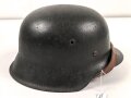 Stahlhelm Wehrmacht Modell 1942. Vermutlich nach dem Krieg von einer österreichischen Polizei ? Einheit weitergetragen. Im Zuge dessen wurde das Leder im Innenfutter sowie der Kinnriemen erneuert.  Mehrfach überlackiert, kein Hersteller erkennbar.