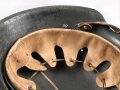 Stahlhelm Wehrmacht Modell 1942. Vermutlich nach dem Krieg von einer österreichischen Polizei ? Einheit weitergetragen. Im Zuge dessen wurde das Leder im Innenfutter sowie der Kinnriemen erneuert.  Mehrfach überlackiert, kein Hersteller erkennbar.