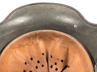 Stahlhelm frühe Wehrmacht. Glocke aus dem 1. Weltkrieg, innen noch original lackiert. In den frühen 30iger Jahren mit Innenfutter 31 versehen, neu lackiert und mit Abzeichen versehen.