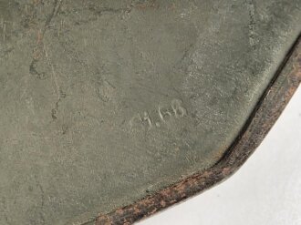 Stahlhelm frühe Wehrmacht. Glocke aus dem 1. Weltkrieg, innen noch original lackiert. In den frühen 30iger Jahren mit Innenfutter 31 versehen, neu lackiert und mit Abzeichen versehen.