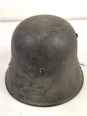 Stahlhelm frühe Wehrmacht. Glocke aus dem 1. Weltkrieg, innen noch original lackiert. In den frühen 30iger Jahren mit Innenfutter 31 versehen, neu lackiert und mit Abzeichen versehen.
