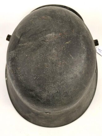 Stahlhelm frühe Wehrmacht. Glocke aus dem 1. Weltkrieg, innen noch original lackiert. In den frühen 30iger Jahren mit Innenfutter 31 versehen, neu lackiert und mit Abzeichen versehen.