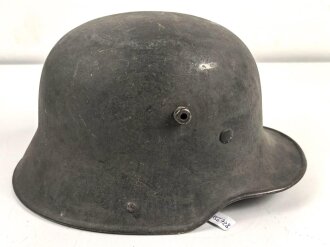Stahlhelm frühe Wehrmacht. Glocke aus dem 1. Weltkrieg, innen noch original lackiert. In den frühen 30iger Jahren mit Innenfutter 31 versehen, neu lackiert und mit Abzeichen versehen.