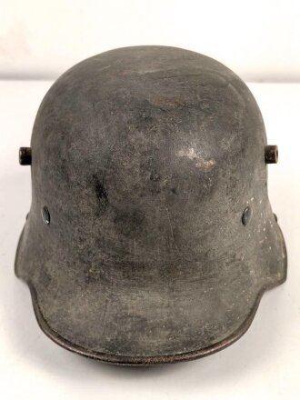 Stahlhelm frühe Wehrmacht. Glocke aus dem 1. Weltkrieg, innen noch original lackiert. In den frühen 30iger Jahren mit Innenfutter 31 versehen, neu lackiert und mit Abzeichen versehen.
