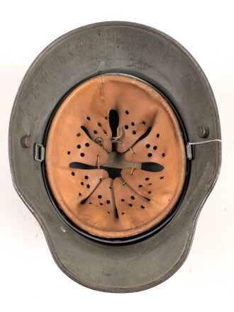 Stahlhelm frühe Wehrmacht. Glocke aus dem 1. Weltkrieg, innen noch original lackiert. In den frühen 30iger Jahren mit Innenfutter 31 versehen, neu lackiert und mit Abzeichen versehen.