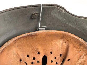 Stahlhelm frühe Wehrmacht. Glocke aus dem 1. Weltkrieg, innen noch original lackiert. In den frühen 30iger Jahren mit Innenfutter 31 versehen, neu lackiert und mit Abzeichen versehen.