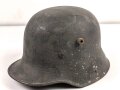 Stahlhelm frühe Wehrmacht. Glocke aus dem 1. Weltkrieg, innen noch original lackiert. In den frühen 30iger Jahren mit Innenfutter 31 versehen, neu lackiert und mit Abzeichen versehen.