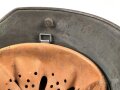 Stahlhelm frühe Wehrmacht. Glocke aus dem 1. Weltkrieg, innen noch original lackiert. In den frühen 30iger Jahren mit Innenfutter 31 versehen, neu lackiert und mit Abzeichen versehen.