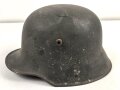 Stahlhelm frühe Wehrmacht. Glocke aus dem 1. Weltkrieg, innen noch original lackiert. In den frühen 30iger Jahren mit Innenfutter 31 versehen, neu lackiert und mit Abzeichen versehen.