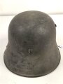 Stahlhelm frühe Wehrmacht. Glocke aus dem 1. Weltkrieg, innen noch original lackiert. In den frühen 30iger Jahren mit Innenfutter 31 versehen, neu lackiert und mit Abzeichen versehen.
