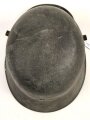 Stahlhelm frühe Wehrmacht. Glocke aus dem 1. Weltkrieg, innen noch original lackiert. In den frühen 30iger Jahren mit Innenfutter 31 versehen, neu lackiert und mit Abzeichen versehen.