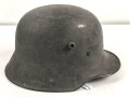 Stahlhelm frühe Wehrmacht. Glocke aus dem 1. Weltkrieg, innen noch original lackiert. In den frühen 30iger Jahren mit Innenfutter 31 versehen, neu lackiert und mit Abzeichen versehen.
