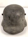 Stahlhelm frühe Wehrmacht. Glocke aus dem 1. Weltkrieg, innen noch original lackiert. In den frühen 30iger Jahren mit Innenfutter 31 versehen, neu lackiert und mit Abzeichen versehen.