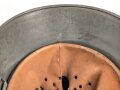 Stahlhelm frühe Wehrmacht. Glocke aus dem 1. Weltkrieg, innen noch original lackiert. In den frühen 30iger Jahren mit Innenfutter 31 versehen, neu lackiert und mit Abzeichen versehen.