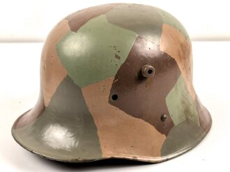 Stahlhelmglocke Modell 1917. Stempelung nicht lesbar, nach dem Krieg mit einem mir unbekannten Kinnriemen versehen. Neuzeitlich überlackiert