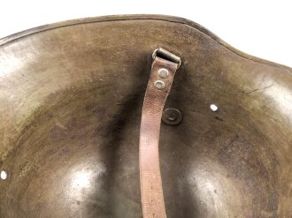 Stahlhelmglocke Modell 1917. Stempelung nicht lesbar, nach dem Krieg mit einem mir unbekannten Kinnriemen versehen. Neuzeitlich überlackiert