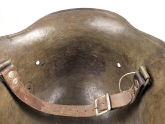 Stahlhelmglocke Modell 1917. Stempelung nicht lesbar, nach dem Krieg mit einem mir unbekannten Kinnriemen versehen. Neuzeitlich überlackiert