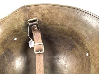 Stahlhelmglocke Modell 1917. Stempelung nicht lesbar, nach dem Krieg mit einem mir unbekannten Kinnriemen versehen. Neuzeitlich überlackiert