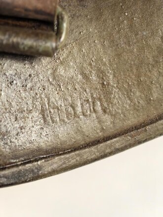 Stahlhelmglocke Modell 1917. Stempelung nicht lesbar, nach dem Krieg mit einem mir unbekannten Kinnriemen versehen. Neuzeitlich überlackiert