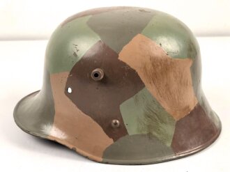 Stahlhelmglocke Modell 1917. Stempelung nicht lesbar, nach dem Krieg mit einem mir unbekannten Kinnriemen versehen. Neuzeitlich überlackiert