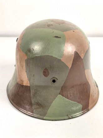 Stahlhelmglocke Modell 1917. Stempelung nicht lesbar, nach dem Krieg mit einem mir unbekannten Kinnriemen versehen. Neuzeitlich überlackiert
