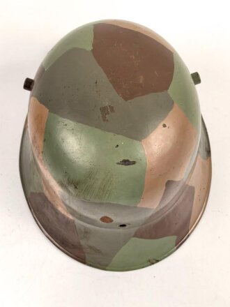 Stahlhelmglocke Modell 1917. Stempelung nicht lesbar, nach dem Krieg mit einem mir unbekannten Kinnriemen versehen. Neuzeitlich überlackiert
