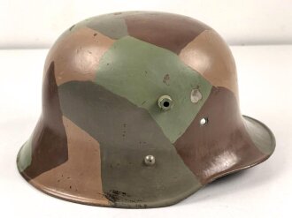 Stahlhelmglocke Modell 1917. Stempelung nicht lesbar, nach dem Krieg mit einem mir unbekannten Kinnriemen versehen. Neuzeitlich überlackiert