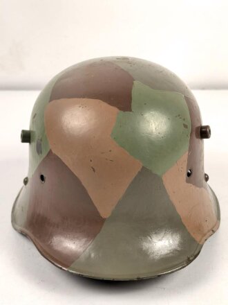 Stahlhelmglocke Modell 1917. Stempelung nicht lesbar, nach dem Krieg mit einem mir unbekannten Kinnriemen versehen. Neuzeitlich überlackiert