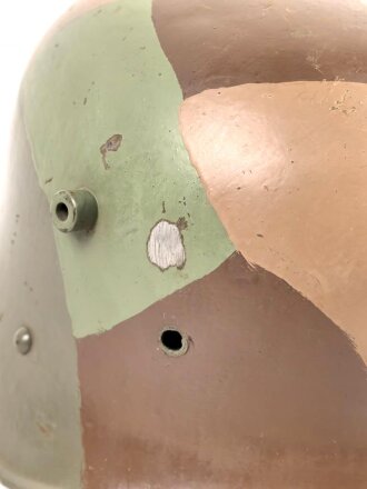 Stahlhelmglocke Modell 1917. Stempelung nicht lesbar, nach dem Krieg mit einem mir unbekannten Kinnriemen versehen. Neuzeitlich überlackiert