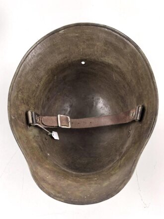 Stahlhelmglocke Modell 1917. Stempelung nicht lesbar, nach dem Krieg mit einem mir unbekannten Kinnriemen versehen. Neuzeitlich überlackiert