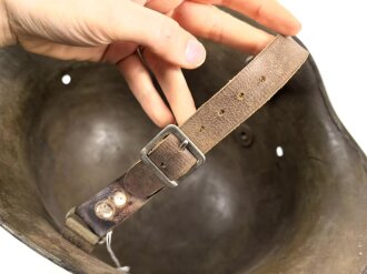 Stahlhelmglocke Modell 1917. Stempelung nicht lesbar, nach dem Krieg mit einem mir unbekannten Kinnriemen versehen. Neuzeitlich überlackiert