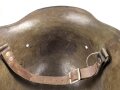 Stahlhelmglocke Modell 1917. Stempelung nicht lesbar, nach dem Krieg mit einem mir unbekannten Kinnriemen versehen. Neuzeitlich überlackiert