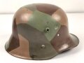 Stahlhelmglocke Modell 1917. Stempelung nicht lesbar, nach dem Krieg mit einem mir unbekannten Kinnriemen versehen. Neuzeitlich überlackiert